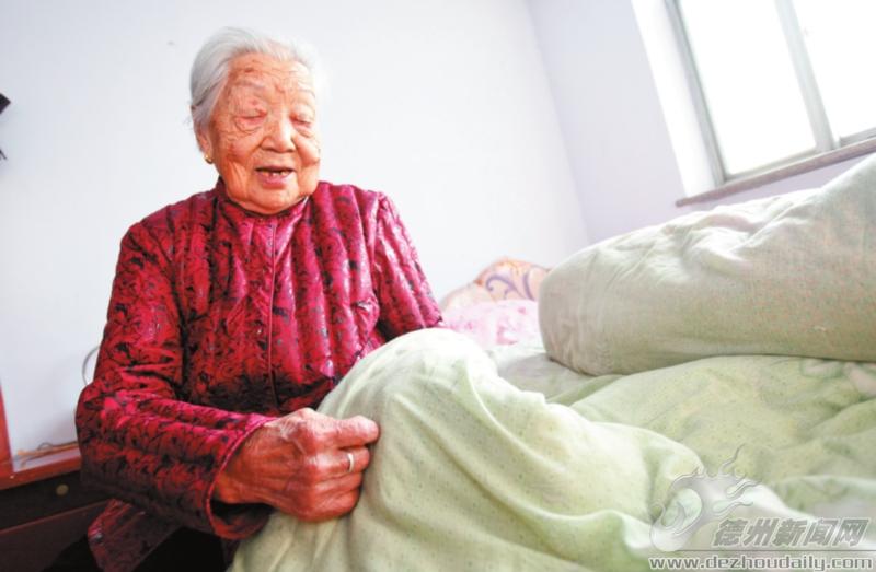 99歲小腳老太眼不花一針一線為兒縫棉被