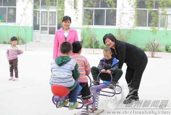 和孩子們快樂地做游戲。