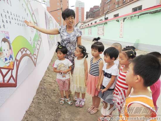 圖為婦聯幼兒園老師帶領孩子們學習文化長廊內容。