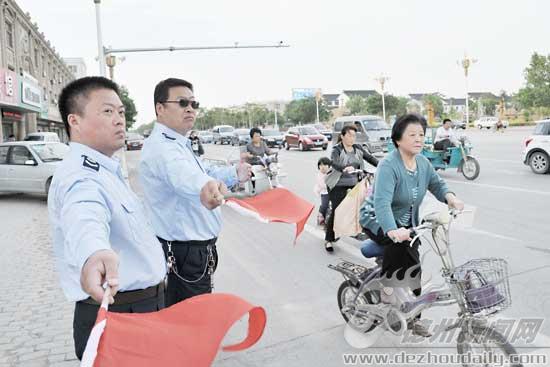 夏津縣地稅局機關黨員協助交警指揮交通