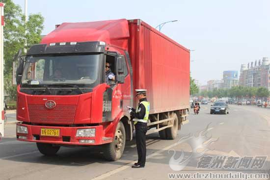 民警嚴查通行車輛。